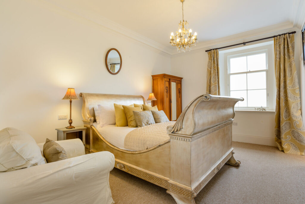 Alexander House - Main bedroom